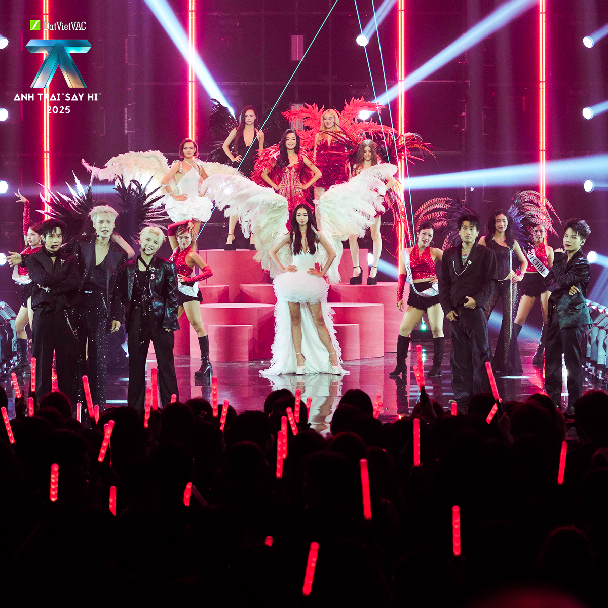 Bài hát Đắm Chìm kết hợp với sân khấu thời trang (Nguồn: internet)