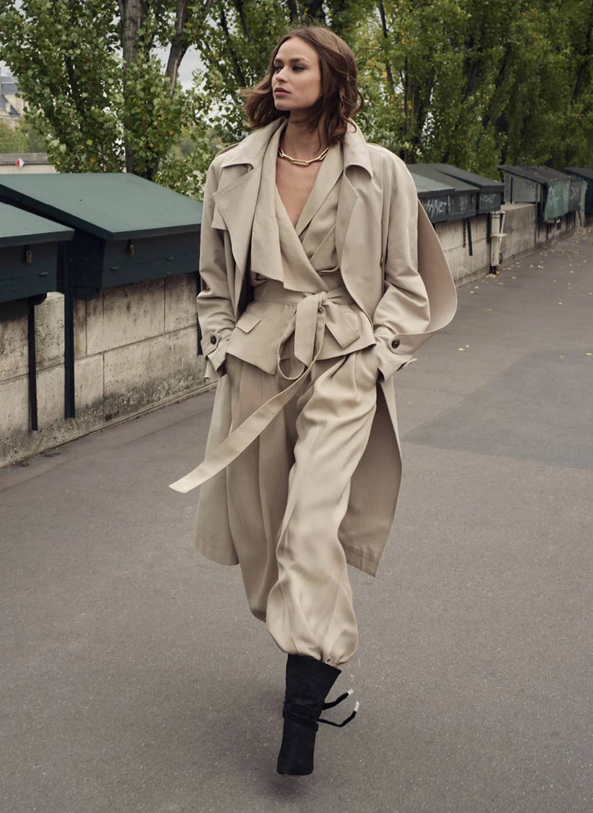 Jumpsuit phối bốt cao gót và áo khoác dài