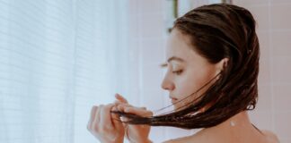 Gội đầu thường xuyên và gội bằng nước nóng