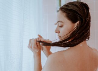 Gội đầu thường xuyên và gội bằng nước nóng