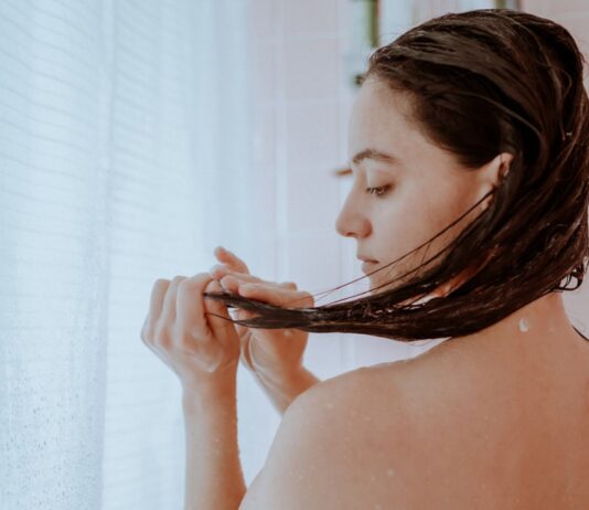 Gội đầu thường xuyên và gội bằng nước nóng