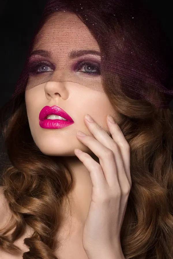 Phấn mắt tím và son môi hồng cánh sen