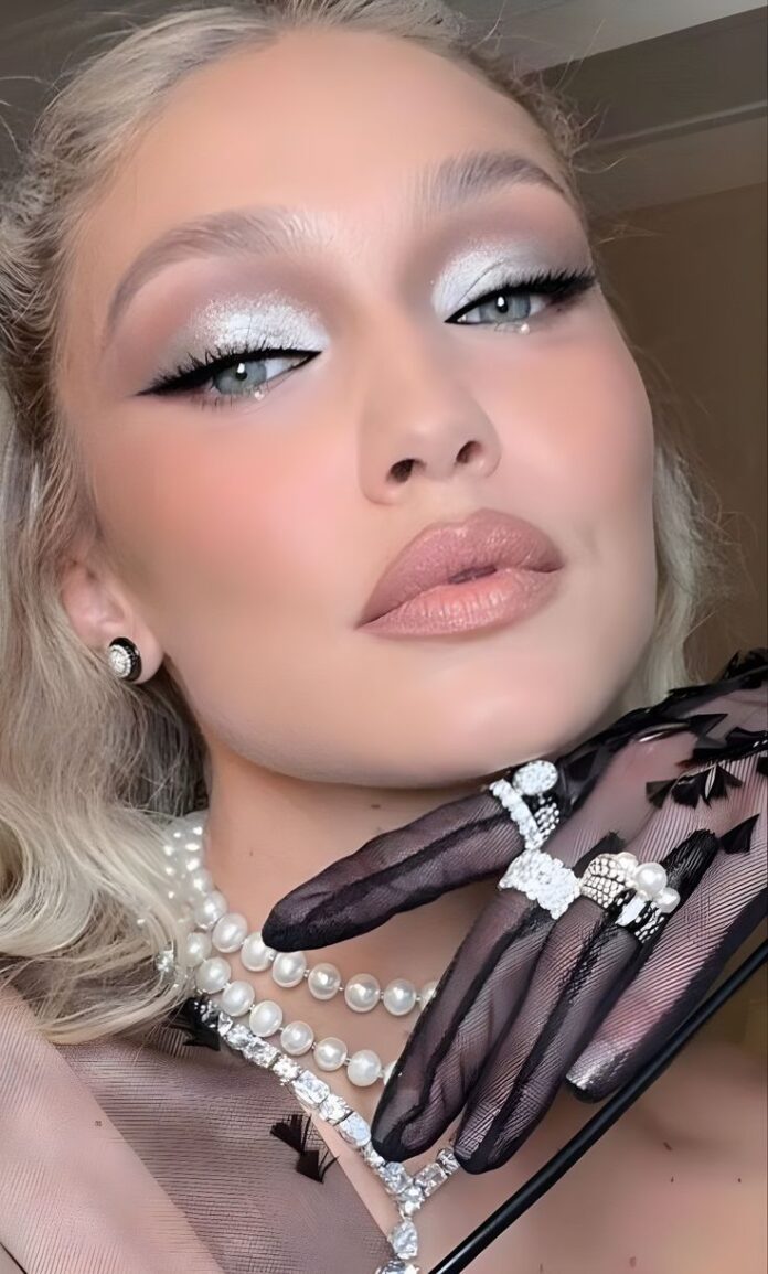 Phấn mắt bạc mang lại cảm giác mát lạnh, hiện đại và rất phù hợp với không khí lễ hội cuối năm