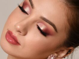 Trang điểm mùa lễ hội Phấn mắt vàng hồng là sự kết hợp hoàn hảo giữa nét nữ tính và ánh nhũ tinh tế, làm sáng mắt, tạo chiều sâu nhẹ nhàng mà không quá phô trương