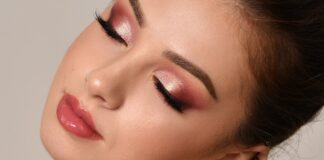 Trang điểm mùa lễ hội Phấn mắt vàng hồng là sự kết hợp hoàn hảo giữa nét nữ tính và ánh nhũ tinh tế, làm sáng mắt, tạo chiều sâu nhẹ nhàng mà không quá phô trương