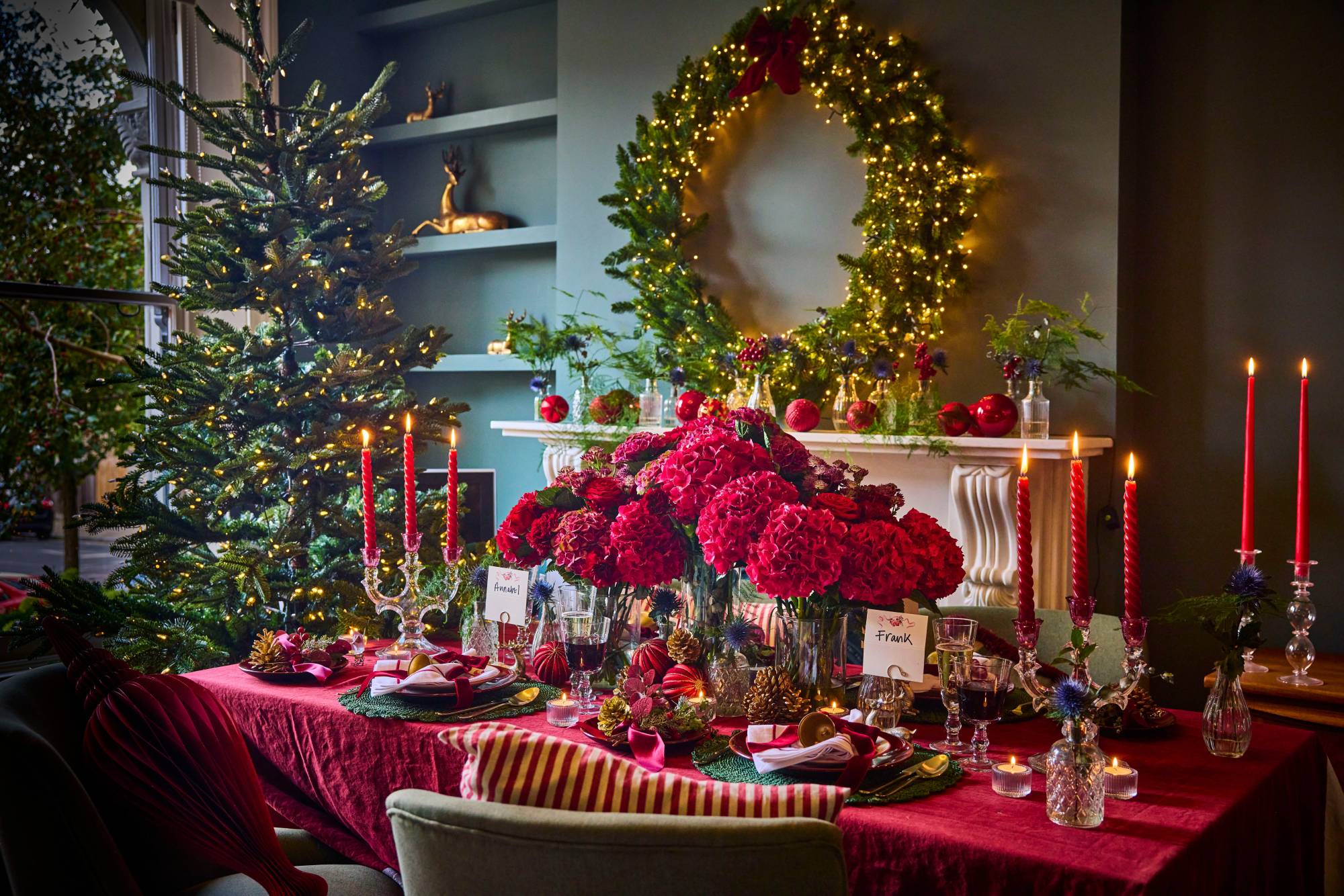 Trang trí không gian bằng nến có thể tạo nên bầu không khí dịu dàng, lãng mạn rất phù hợp cho dịp lễ hội