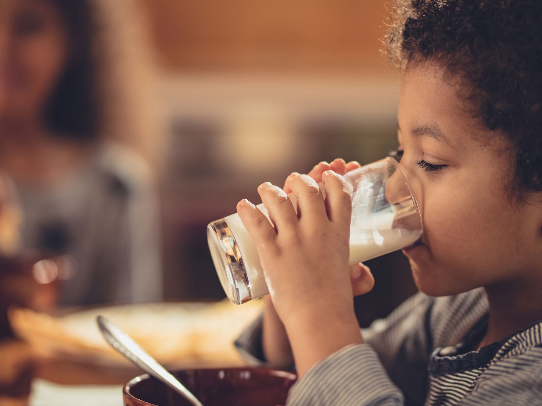 Cả sữa nóng và lạnh đều chứa những dưỡng chất có lợi cho giấc ngủ