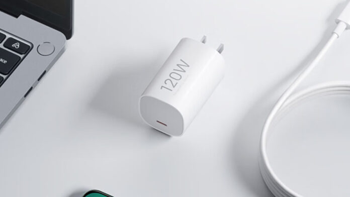 Pin dung lượng lớn buộc các hãng phải cân bằng lại bài toán sạc. Thay vì chạy đua công suất 200W hay 300W, nhiều flagship pin Silicon Carbon chọn mức sạc 80–120W để kiểm soát nhiệt độ và đảm bảo độ bền cho viên pin 7.000mAh trong thân máy mỏng (Ảnh: Internet)