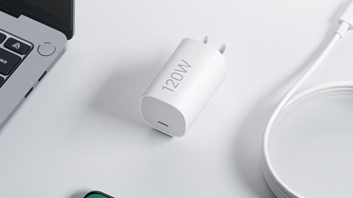 Pin dung lượng lớn buộc các hãng phải cân bằng lại bài toán sạc. Thay vì chạy đua công suất 200W hay 300W, nhiều flagship pin Silicon Carbon chọn mức sạc 80–120W để kiểm soát nhiệt độ và đảm bảo độ bền cho viên pin 7.000mAh trong thân máy mỏng (Ảnh: Internet)