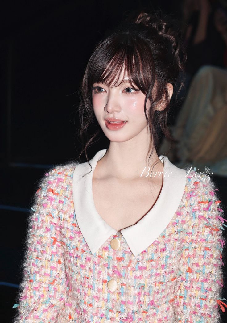 Tán phấn má gần mắt