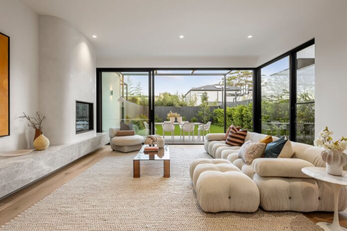 Khi đã xác định được điểm nhấn, việc sắp xếp sofa, ghế và bàn sẽ trở nên mạch lạc hơn nhiều