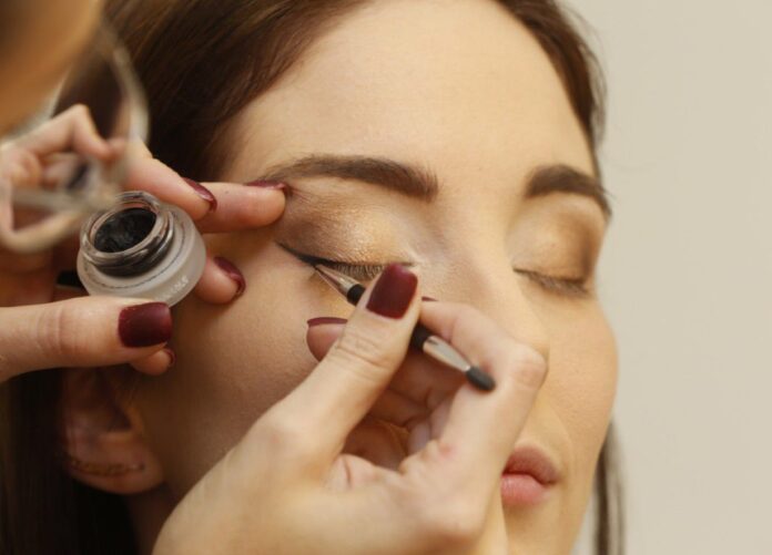 Chọn sản phẩm có kết cấu mềm mại, dễ tán