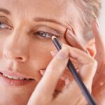 Những điều bạn cần biết về cách kẻ mắt cho người trung niên Các tông màu trung tính như nâu khói, nâu đen sẽ mang lại cảm giác mềm mại và hài hòa hơn