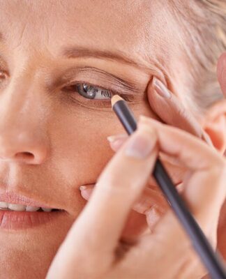 Những điều bạn cần biết về cách kẻ mắt cho người trung niên Các tông màu trung tính như nâu khói, nâu đen sẽ mang lại cảm giác mềm mại và hài hòa hơn