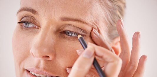 Những điều bạn cần biết về cách kẻ mắt cho người trung niên Các tông màu trung tính như nâu khói, nâu đen sẽ mang lại cảm giác mềm mại và hài hòa hơn