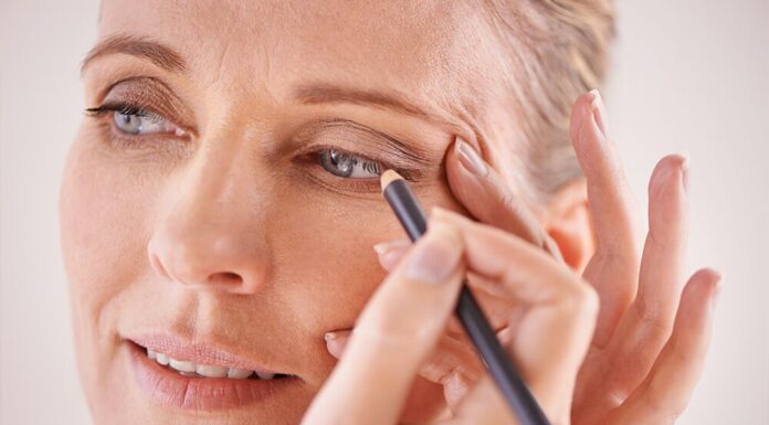 Những điều bạn cần biết về cách kẻ mắt cho người trung niên Các tông màu trung tính như nâu khói, nâu đen sẽ mang lại cảm giác mềm mại và hài hòa hơn