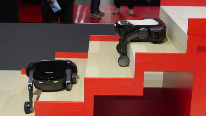 Robot hút bụi lau nhà Roborock Saros Rover (Ảnh: Internet)