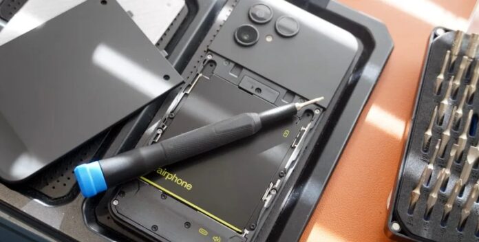 Điện thoại Fairphone 6 và Nothing Phone (Ảnh: Internet) Điện thoại Fairphone 6 và Nothing Phone (Ảnh: Internet)