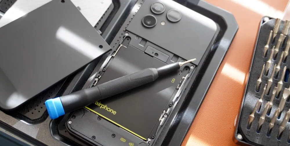 Điện thoại Fairphone 6 và Nothing Phone (Ảnh: Internet)