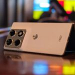 Điện thoại màn hình gập kiểu fold đầu tiên của Motorola có thể cạnh tranh với Samsung, Google và Apple hay không? Điện thoại màn hình gập Motorola Razr Fold (Ảnh: Internet)