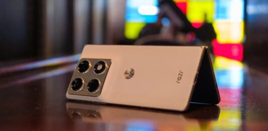 Điện thoại màn hình gập kiểu fold đầu tiên của Motorola có thể cạnh tranh với Samsung, Google và Apple hay không? Điện thoại màn hình gập Motorola Razr Fold (Ảnh: Internet)