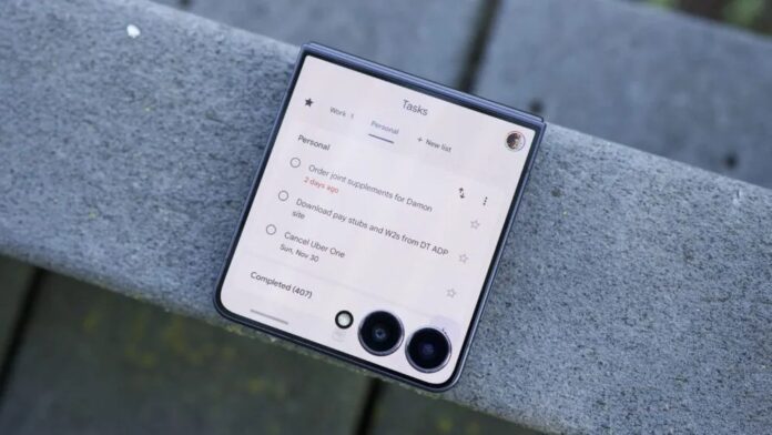 Ứng dụng Google Tasks chạy trên màn hình phụ của điện thoại màn hình gập Galaxy Z Flip 7 (Ảnh: Internet)