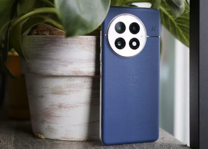 Điện thoại OnePlus 13 màu xanh lam (Ảnh: Internet)