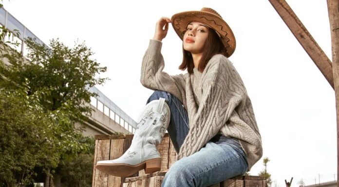 7 kiểu giày phối cùng quần jeans dự sẽ “gây bão” trong năm 2026 Giày bốt cao bồi