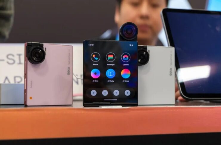 Điện thoại Ikko MindOne: thiết kế hình vuông nhỏ gọn và phần mềm độc đáo gây chú ý tại CES 2026 Giao diện ngăn kéo ứng dụng AI trên điện thoại Ikko Mind One (Ảnh: Internet)