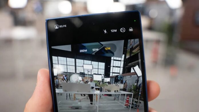 Ứng dụng camera của điện thoại màn hình gập Galaxy Z Fold 7 hiển thị tùy chọn 200MP (Ảnh: Internet)