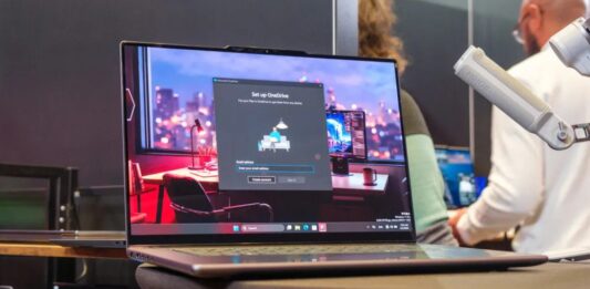 Hãng Lenovo giới thiệu các mẫu laptop được trang bị công nghệ mới và thiết kế mỏng nhẹ Laptop Lenovo Yoga 9i Aura Edition (Ảnh: Internet)