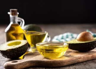 Lợi ích của dầu bơ đối với sức khỏe và những lưu lý khi thêm dầu bơ vào chế độ ăn uống Lợi ích của dầu bơ đối với sức khỏe Dầu bơ nhìn chung an toàn với đa số mọi người nhưng vẫn có một số điểm cần lưu ý