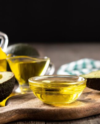 Lợi ích của dầu bơ đối với sức khỏe và những lưu lý khi thêm dầu bơ vào chế độ ăn uống Lợi ích của dầu bơ đối với sức khỏe Dầu bơ nhìn chung an toàn với đa số mọi người nhưng vẫn có một số điểm cần lưu ý