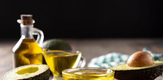 Lợi ích của dầu bơ đối với sức khỏe và những lưu lý khi thêm dầu bơ vào chế độ ăn uống Lợi ích của dầu bơ đối với sức khỏe Dầu bơ nhìn chung an toàn với đa số mọi người nhưng vẫn có một số điểm cần lưu ý