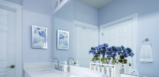 5 màu sơn phòng tắm sẽ thịnh hành trong năm 2026 màu sơn phòng tắm thịnh hành trong năm 2026 Màu xanh tím