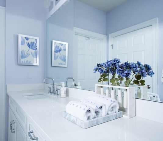 màu sơn phòng tắm thịnh hành trong năm 2026 Màu xanh tím