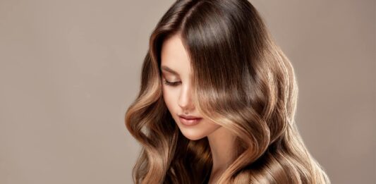 Những màu tóc được đoán sẽ “gây sốt” năm 2026: Tự nhiên, tinh tế và dễ ứng dụng Màu tóc chuyển tiếp mềm mại, tự nhiên