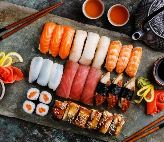 Gợi ý 10 món ăn Nhật Bản bạn nên thử khi lần đầu đến “Đất nước Mặt trời mọc”2 Sushi