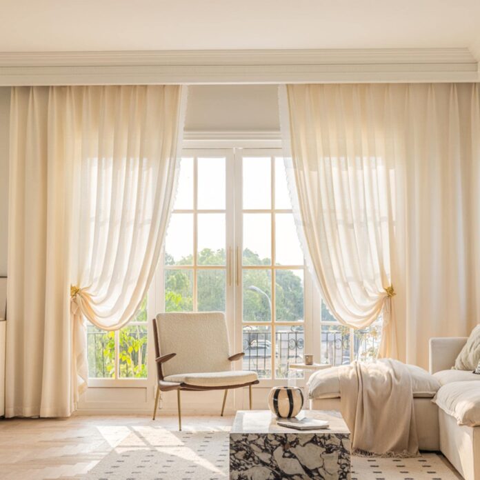 Chỉ cần thay rèm và thanh treo, bạn sẽ thấy căn phòng như được “thay áo” mà không cần đầu tư quá nhiều