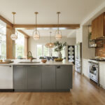 Một vài chai dầu, lọ gia vị, rổ trái cây tươi, nồi chảo treo gọn gàng hay bình hoa nhỏ,...không chỉ tiện lợi mà còn khiến không gian trông gần gũi và có hồn hơn