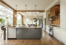 Một vài chai dầu, lọ gia vị, rổ trái cây tươi, nồi chảo treo gọn gàng hay bình hoa nhỏ,...không chỉ tiện lợi mà còn khiến không gian trông gần gũi và có hồn hơn