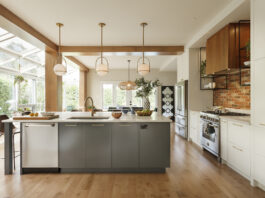 Một vài chai dầu, lọ gia vị, rổ trái cây tươi, nồi chảo treo gọn gàng hay bình hoa nhỏ,...không chỉ tiện lợi mà còn khiến không gian trông gần gũi và có hồn hơn