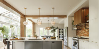 Những cách đơn giản để làm cho nhà bếp trở nên ấm cúng hơn Một vài chai dầu, lọ gia vị, rổ trái cây tươi, nồi chảo treo gọn gàng hay bình hoa nhỏ,...không chỉ tiện lợi mà còn khiến không gian trông gần gũi và có hồn hơn