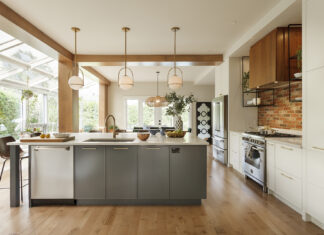 Một vài chai dầu, lọ gia vị, rổ trái cây tươi, nồi chảo treo gọn gàng hay bình hoa nhỏ,...không chỉ tiện lợi mà còn khiến không gian trông gần gũi và có hồn hơn