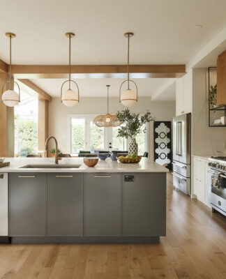 Những cách đơn giản để làm cho nhà bếp trở nên ấm cúng hơn Một vài chai dầu, lọ gia vị, rổ trái cây tươi, nồi chảo treo gọn gàng hay bình hoa nhỏ,...không chỉ tiện lợi mà còn khiến không gian trông gần gũi và có hồn hơn