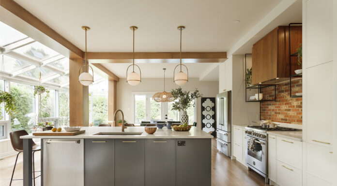 Những cách đơn giản để làm cho nhà bếp trở nên ấm cúng hơn Một vài chai dầu, lọ gia vị, rổ trái cây tươi, nồi chảo treo gọn gàng hay bình hoa nhỏ,...không chỉ tiện lợi mà còn khiến không gian trông gần gũi và có hồn hơn