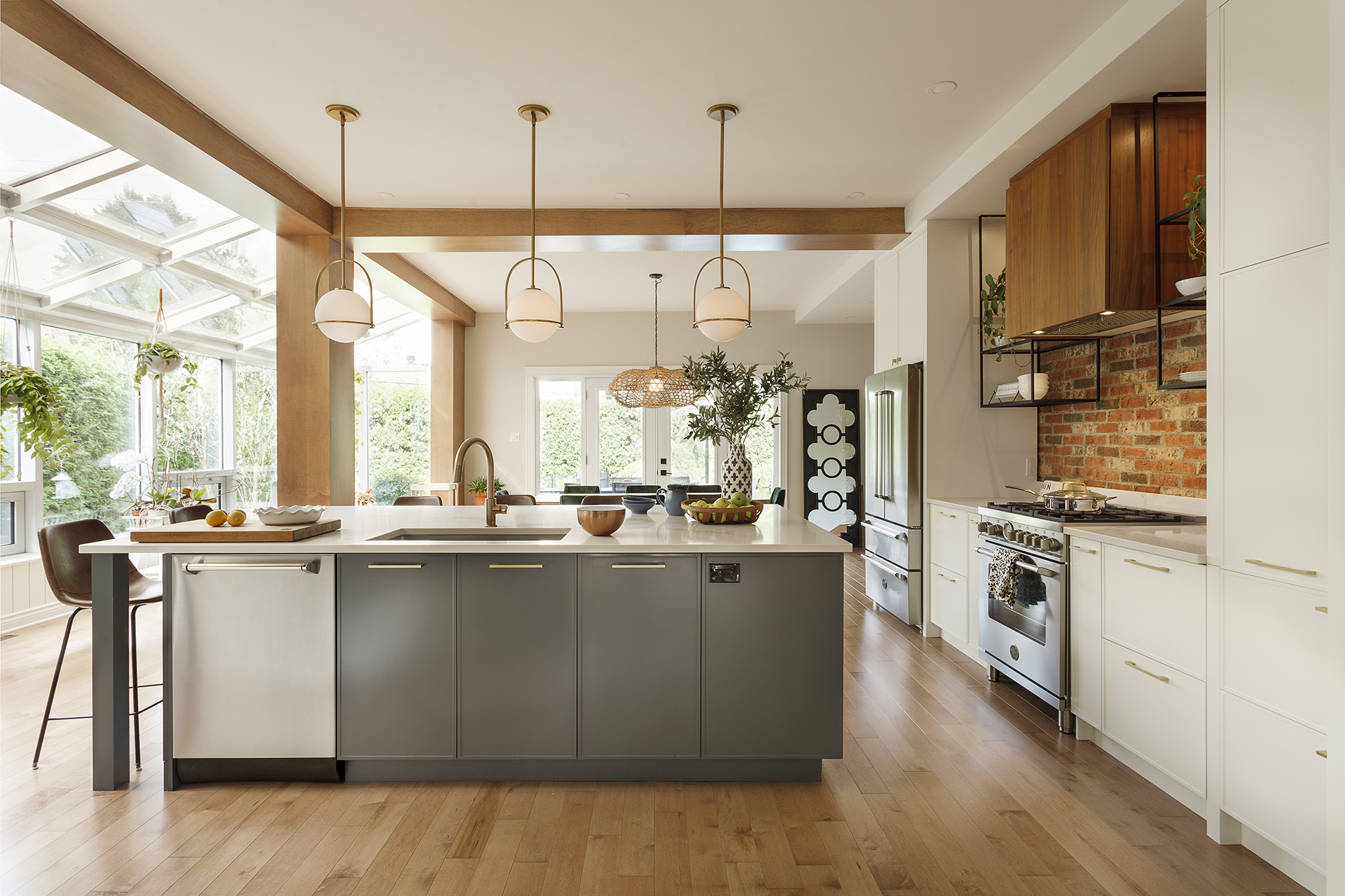 Một vài chai dầu, lọ gia vị, rổ trái cây tươi, nồi chảo treo gọn gàng hay bình hoa nhỏ,...không chỉ tiện lợi mà còn khiến không gian trông gần gũi và có hồn hơn