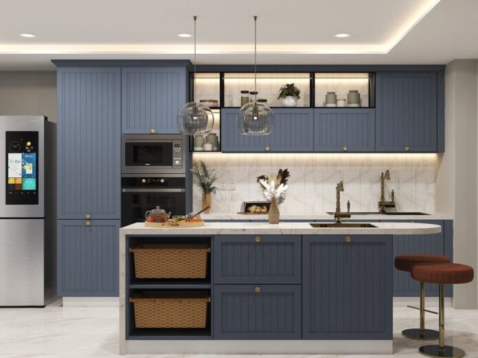 Ánh sáng gián tiếp như đèn LED dưới tủ bếp hoặc đèn treo ánh vàng ở bàn ăn giúp không gian trở nên dịu mắt và thân mật hơn