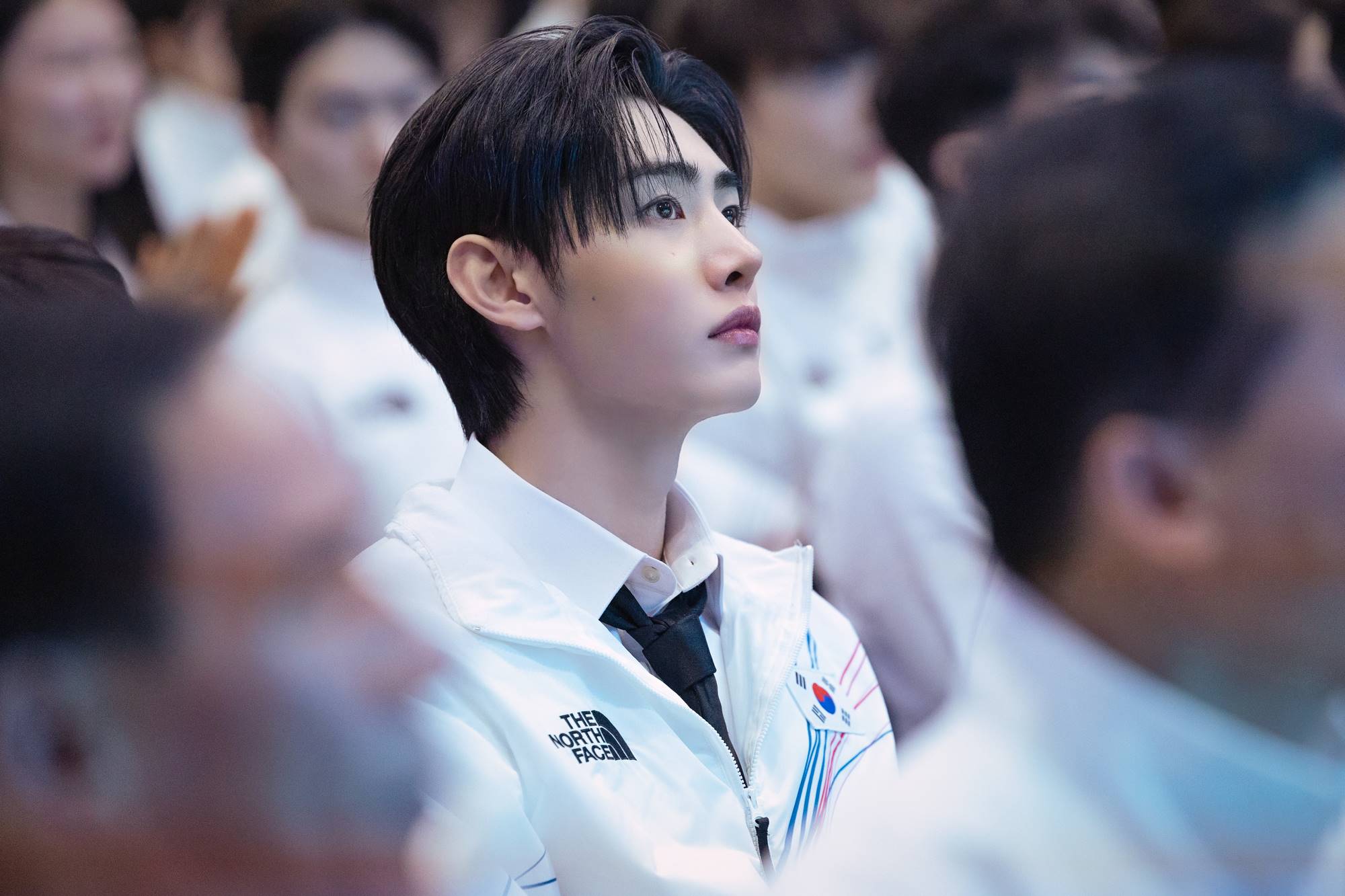 Thành viên Sunghoon luôn kết hợp vai trò nghệ sĩ và vận động viên (Ảnh: Internet)