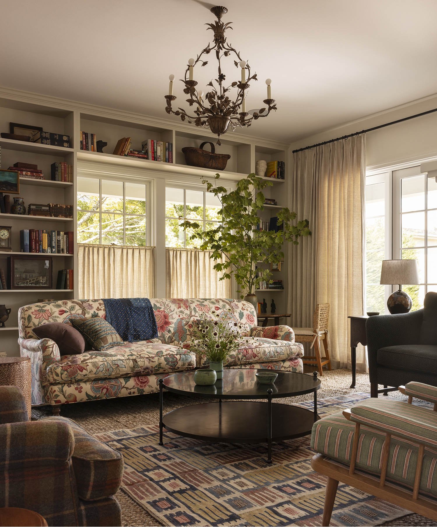 Phòng khách nhiều họa tiết, mang hơi thở cổ điển